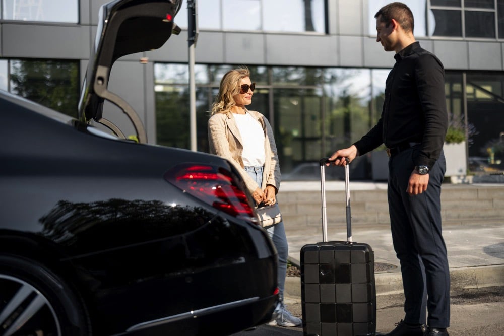 Transfers from luxury hotels in Milan to the airport with Moving Class Limousine