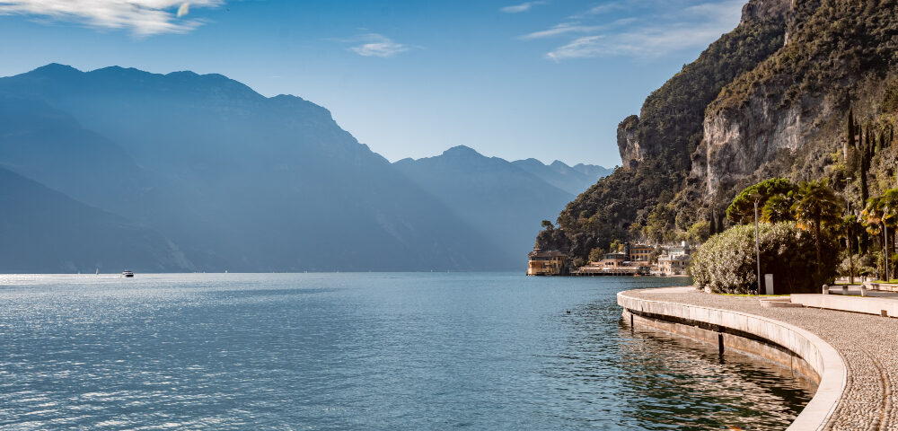 Noleggio auto con conducente da Milano al lago di Garda